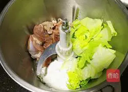 Illustration of how to make lettuce and beef dumplings 3