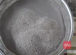 Illustration of how to make black sesame and walnut soy milk 5