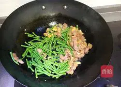 Illustration of how to make fried beans and meat 7