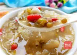 Illustration of how to make mung bean, lily and white fungus soup 1