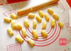 Illustration of how to make a bouquet of yellow flowers 11