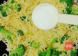 Illustration of how to make ham and egg fried cheese noodles 17 