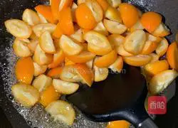 Illustration of how to make rock sugar honey kumquat 4