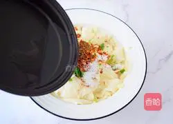 Illustration of how to make dumpling skin with oily noodles 15