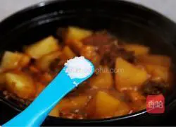 Illustration of how to make abalone, ribs and potatoes stewed 17