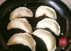 Illustration of how to make cabbage vermicelli and egg boxes 7