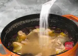 Illustration of how to make red date, mushroom and dolphin soup 7