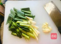 Illustration of how to stir-fry bacon with garlic sprouts 3