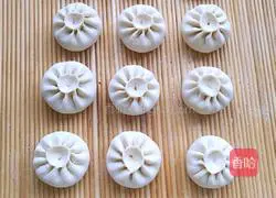 Illustration of how to make pork and lotus root buns 13