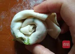 Illustration of how to make scallion pancakes 7