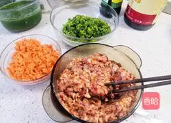 Illustration of how to make celery and meat dumplings 5