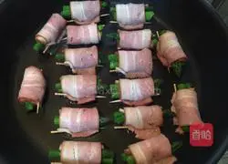 Illustration of how to make bacon and asparagus rolls 9