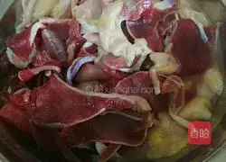 Illustration of how to make pickled pepper chicken offal 1