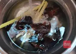 Illustration of making fungus, shrimp skin and egg drop soup 2