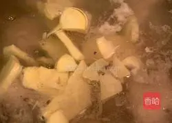 Illustration of how to make big stick bone and bamboo shoot soup 8