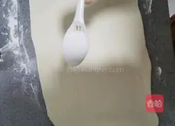 Illustration of how to make black sesame rolls 11