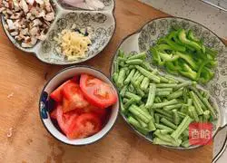 Illustration of how to make steamed braised noodles with soybean sprouts and beans 3