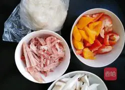 Pleurotus eryngii mushroom shredded pork and double pepper hand-rolled dough Illustration of how to do it 1