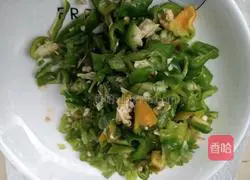 Illustration of how to make fried eggs with green pepper 1