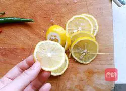 Illustration of how to mix pork rinds with lemon 10