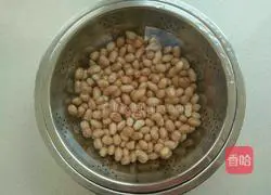 Illustration of how to make stir-fried celery and peanuts 1