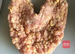 Illustration of how to make celery, mushroom, pork and vermicelli dumplings 2