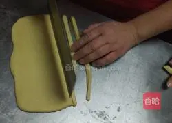 Illustration of how to make small twist 5