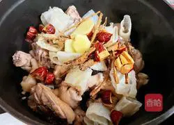 Illustration of how to make fish maw chicken soup 7