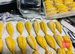 Pumpkin and Willow Leaf Dumplings.Illustration of how to do it 11