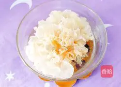 Recipe for Lily Barley and Tremella Chicken Soup 3