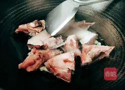 Illustration of how to make white radish and fish head soup 8