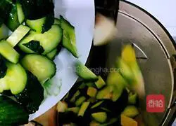 Illustration of how to make cucumber and pear juice 6