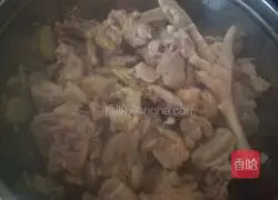 Illustration of how to make potato stewed chicken 3