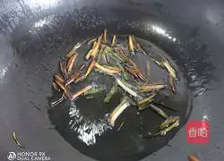 Illustration of how to make noodles with scallion oil 6