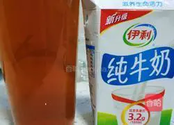 Illustration of how to make caramel milk tea 1