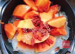 Nourishes yin, nourishes qi, and beautifies the skin.Illustration of how to make papaya beauty soup 3