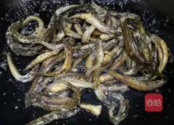 Illustration of how to make wolfberry loach soup 4