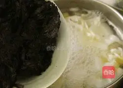 Illustration of how to make white radish, seaweed and white fungus soup 9