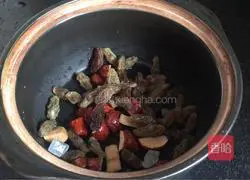 Illustration of how to make fresh peach rock sugar water 5