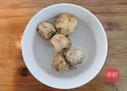 Illustration of how to make mushroom and wolfberry lean meat soup 8