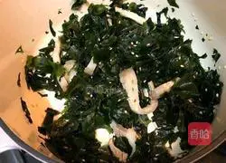 Illustration of how to make pork belly, kelp sprouts and egg drop soup 3