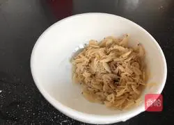 Illustration of making fungus and shrimp skin soup 3