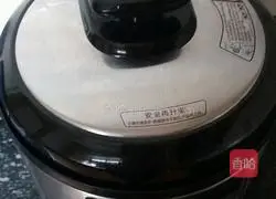 Illustration of how to make black-bone chicken, ham and fish maw soup 6