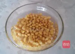 Illustration of how to make black sesame and walnut soy milk 2