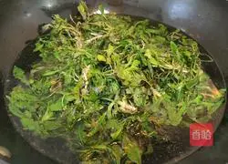 Illustration of how to make shepherd's purse root and egg drop soup 4