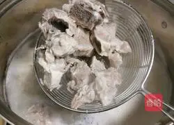 Illustration of how to make pork ribs and lotus root soup 3