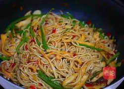 Illustration of how to make fried noodles with red oil king oyster mushroom 5