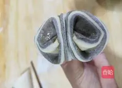 Illustration of how to make two-color flower rolls 7