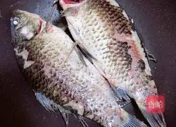 Winter Melon, Coix Seed and Crucian Carp Soup Recipe Illustration 7