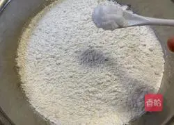 Illustration of how to make hot noodles with scallion pancakes 1